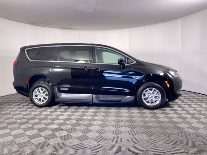 2024 Chrysler Voyager LX