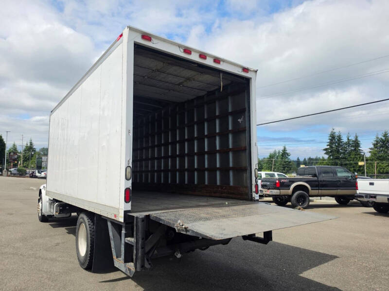 2009 Freightliner M2 106