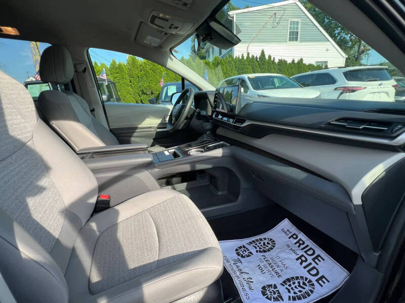 2024 Toyota Sienna LE 8-Passenger