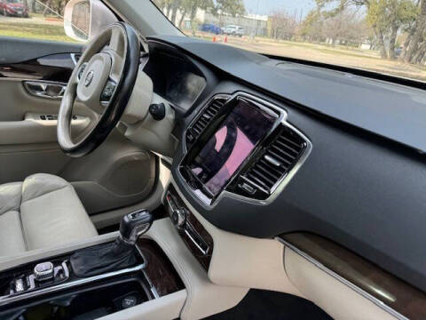 2016 Volvo XC90 T6 Momentum