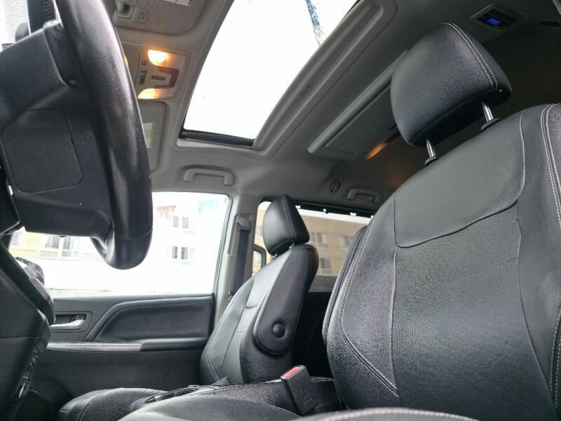 2016 Toyota Sienna SE 8-Passenger