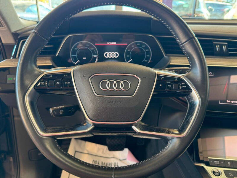 2021 Audi e-tron quattro Premium