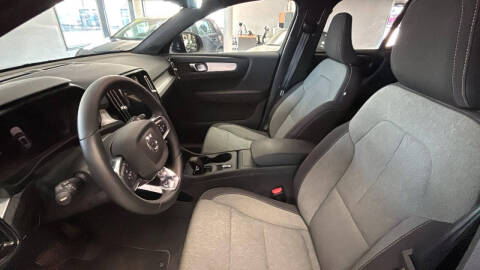 2024 Volvo XC40 B5 Core Dark Theme