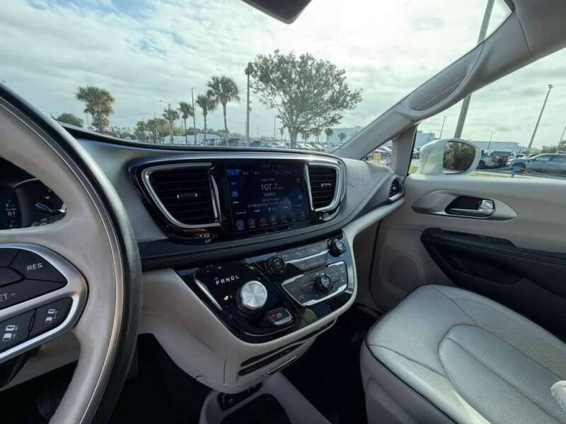 2017 Chrysler Pacifica Hybrid Platinum