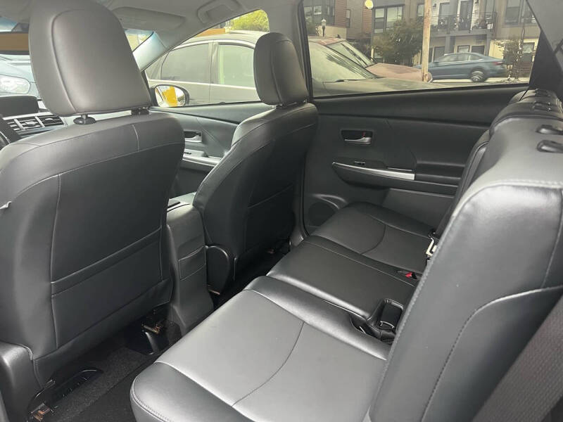 2013 Toyota Prius v Five