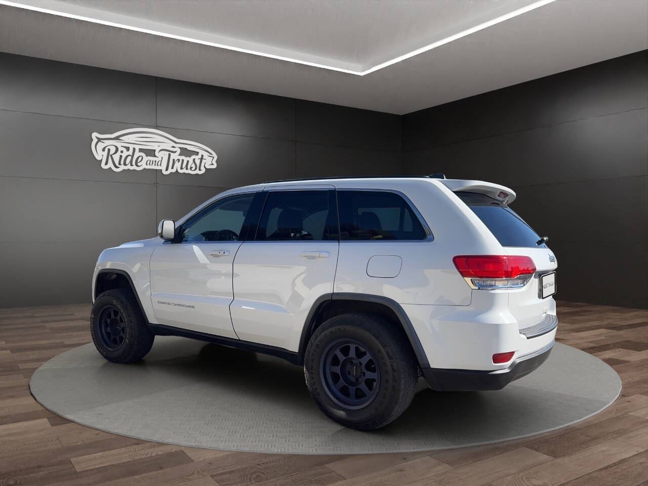 2015 Jeep Grand Cherokee for sale at Ride And Trust in El Cajon, CA