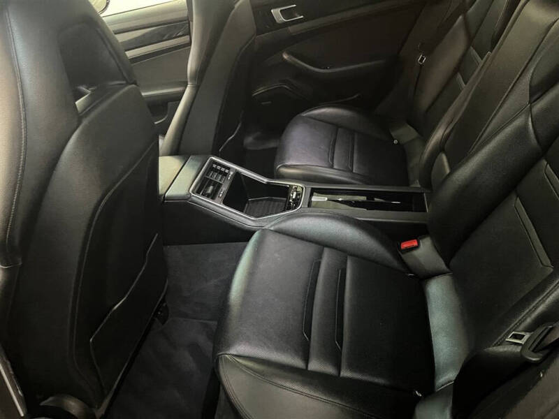 2018 Porsche Panamera 4