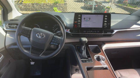 2022 Toyota Sienna LE 8-Passenger