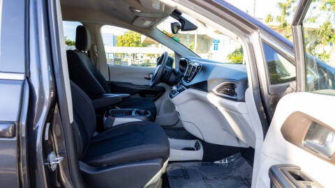 2017 Chrysler Pacifica Touring-L