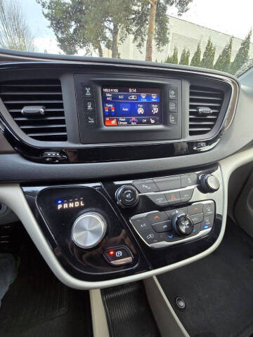 2017 Chrysler Pacifica Touring-L