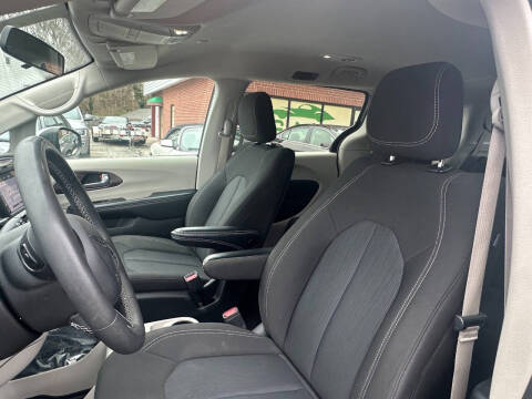 2022 Chrysler Voyager LX