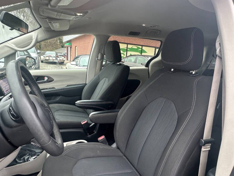 2022 Chrysler Voyager LX