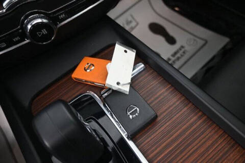 2023 Volvo XC60 B5 Plus Dark Theme