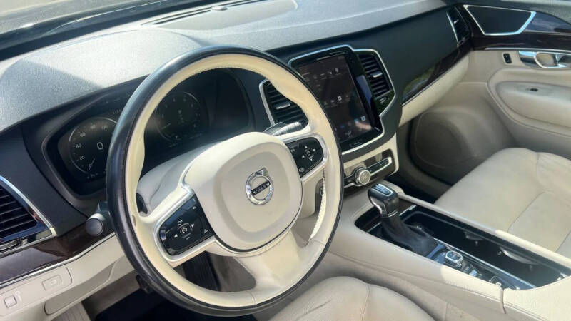 2016 Volvo XC90 T6 Momentum