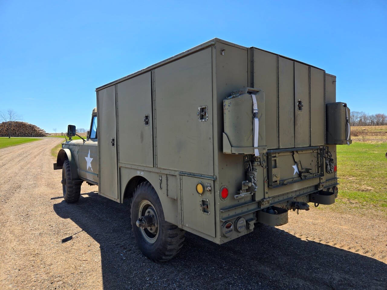 1971 Jeep M724 14