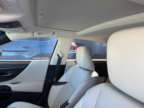 2025 Lexus ES 300h