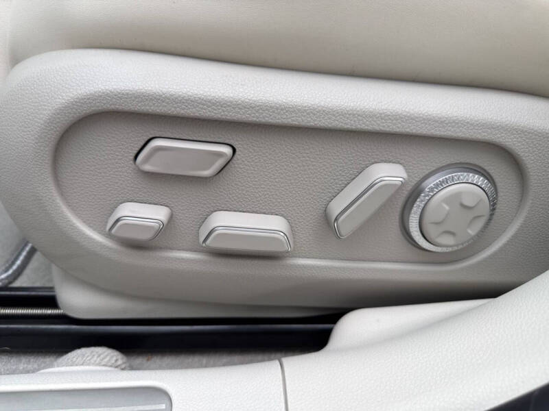 2024 Genesis GV60 Standard