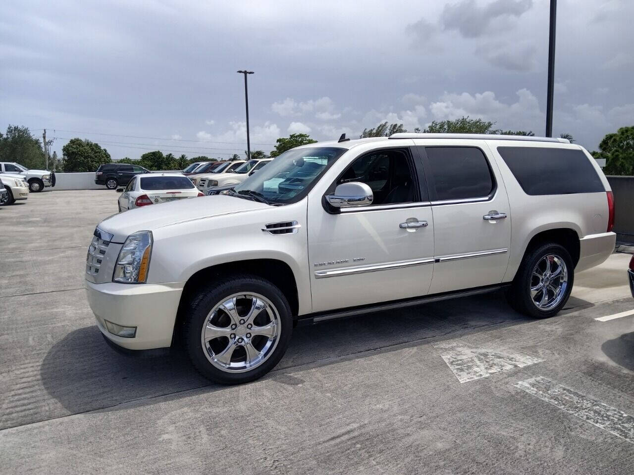 2011 Cadillac Escalade SUV / Crossover - $10,950