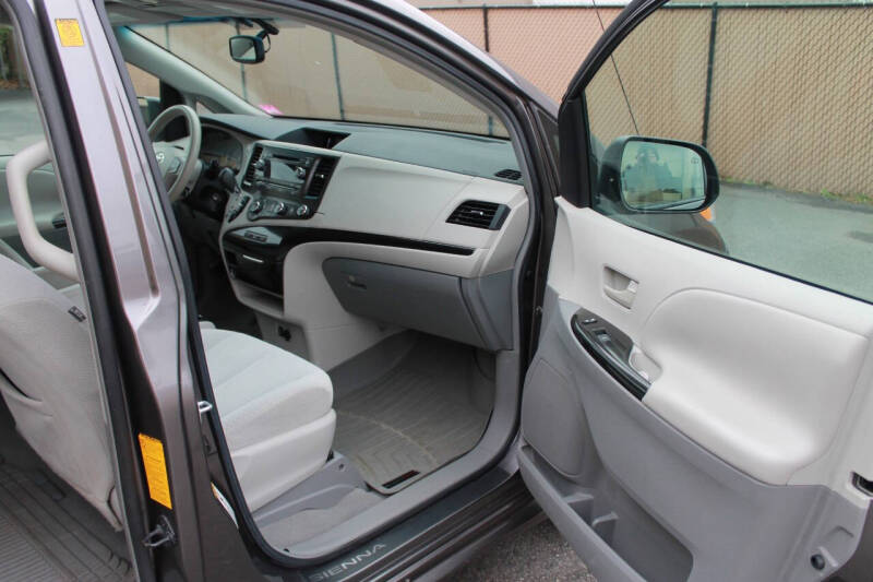 2011 Toyota Sienna LE 8-Passenger