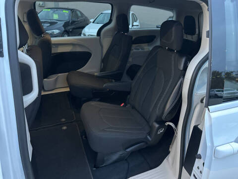 2024 Chrysler Voyager LX