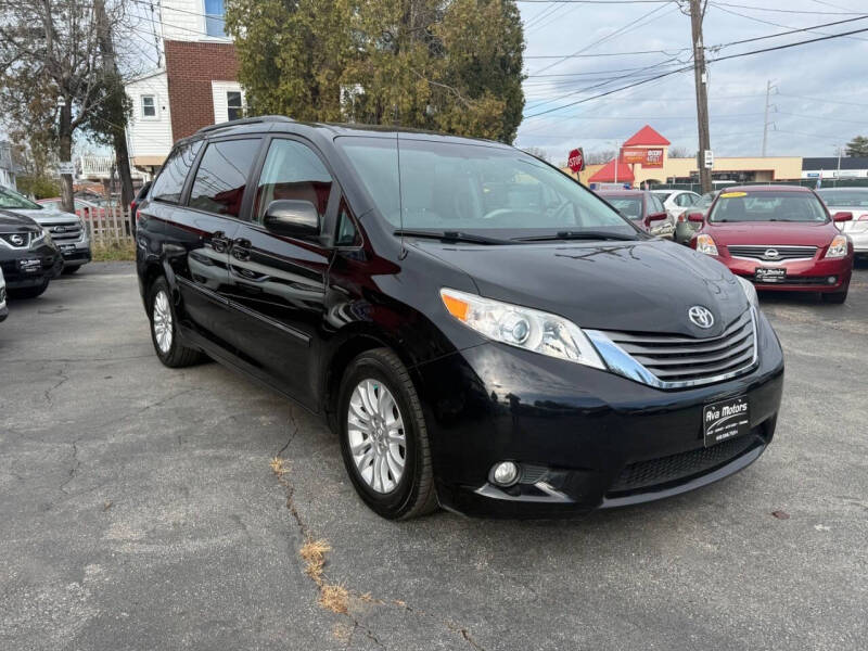 2013 Toyota Sienna XLE 7-Passenger Auto Access Seat