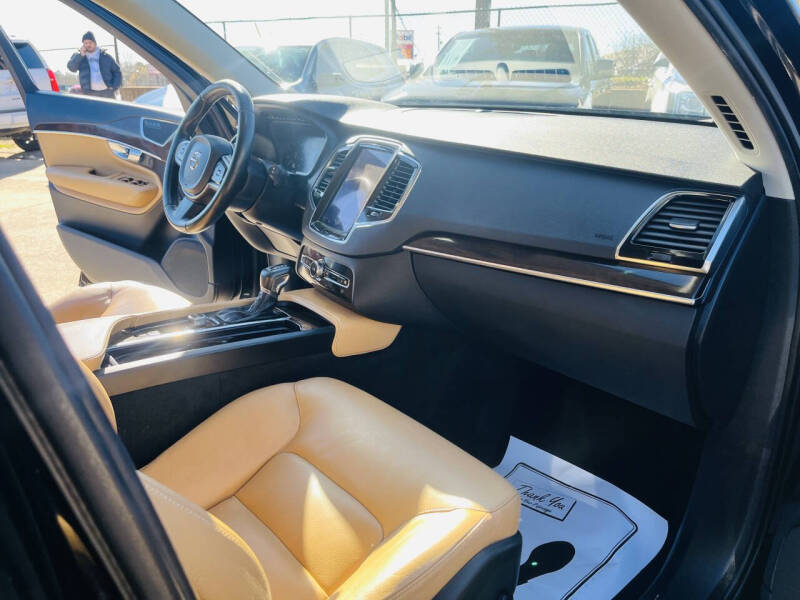 2016 Volvo XC90 T6 Momentum