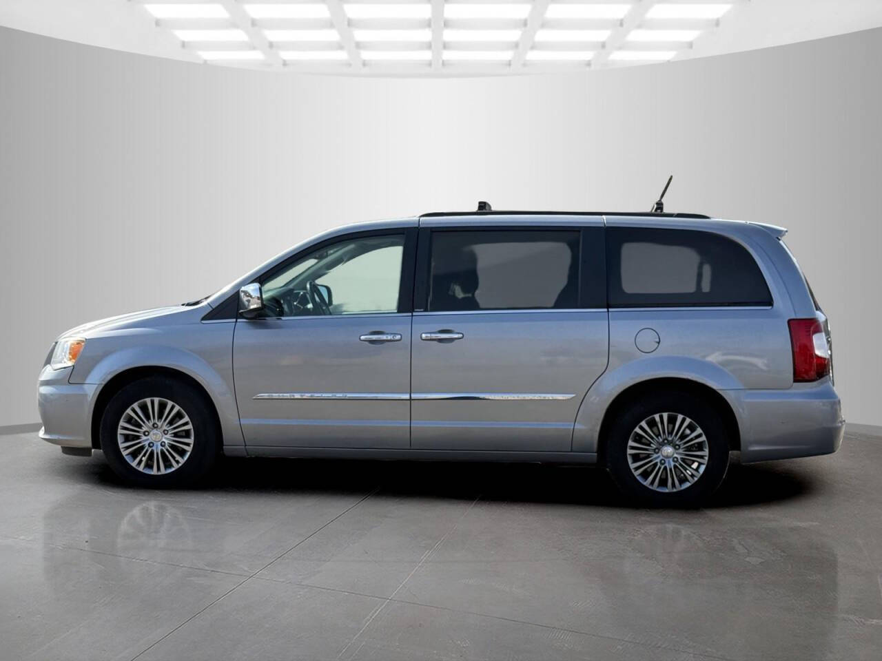 2014 Chrysler Town and Country for sale at Used Cars Toledo in Oregon, OH