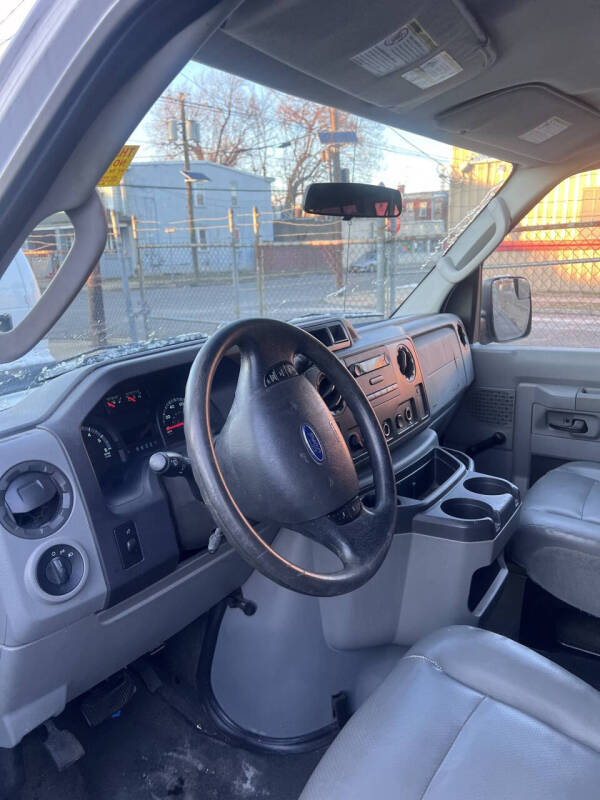 2011 Ford E-Series E-150 XLT