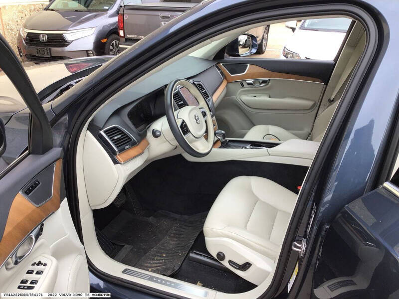 2022 Volvo XC90 T6 Momentum 7-Passenger
