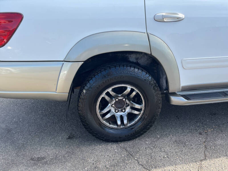 2004 Toyota Sequoia SR5