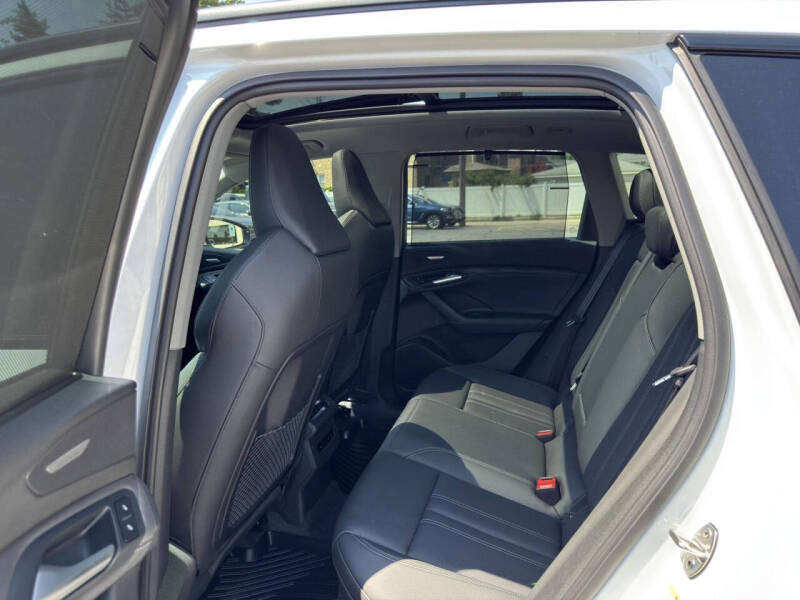 2025 Audi Q6 e-tron quattro Premium Plus