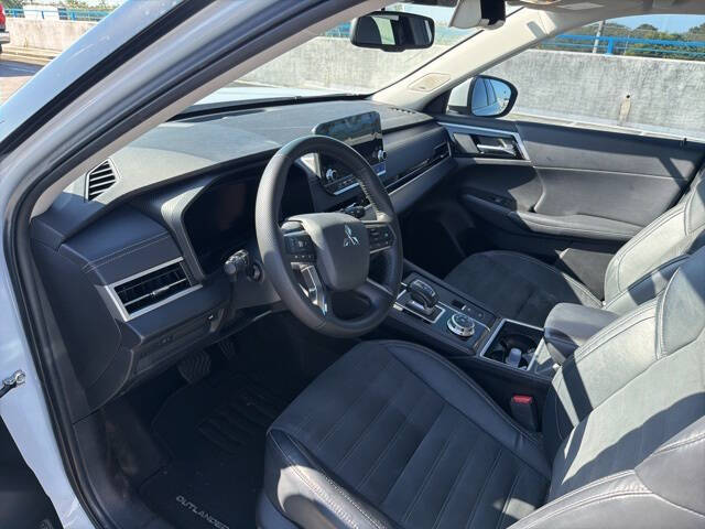 2023 Mitsubishi Outlander SE