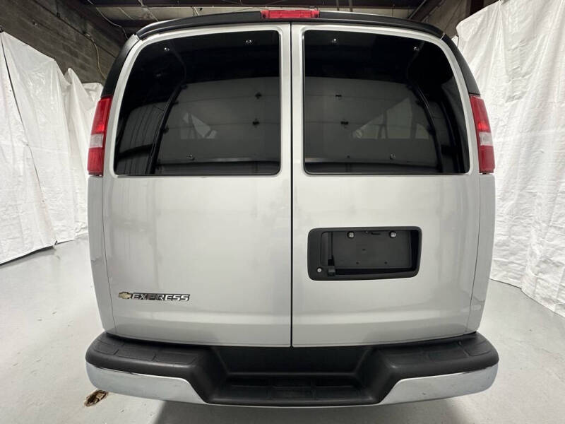 2025 Chevrolet Express LT 3500