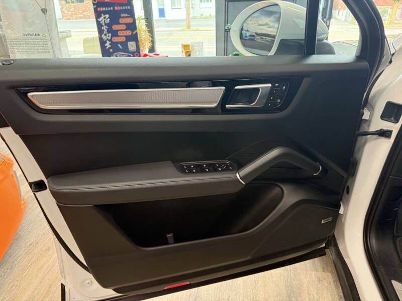 2023 Porsche Cayenne Platinum Edition