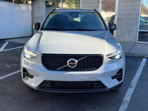 2024 Volvo XC40 B5 Core Dark Theme