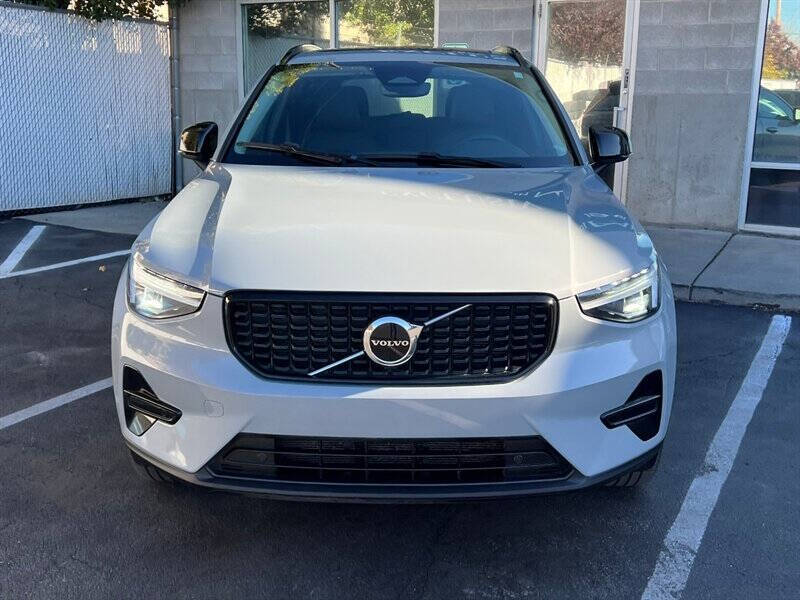 2024 Volvo XC40 B5 Core Dark Theme