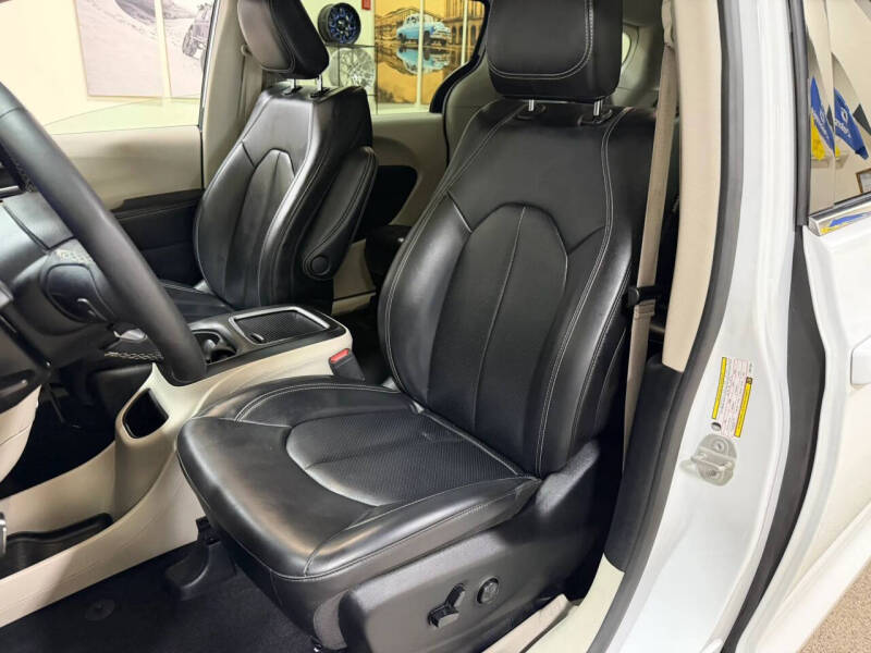 2023 Chrysler Pacifica Plug-In Hybrid Touring L