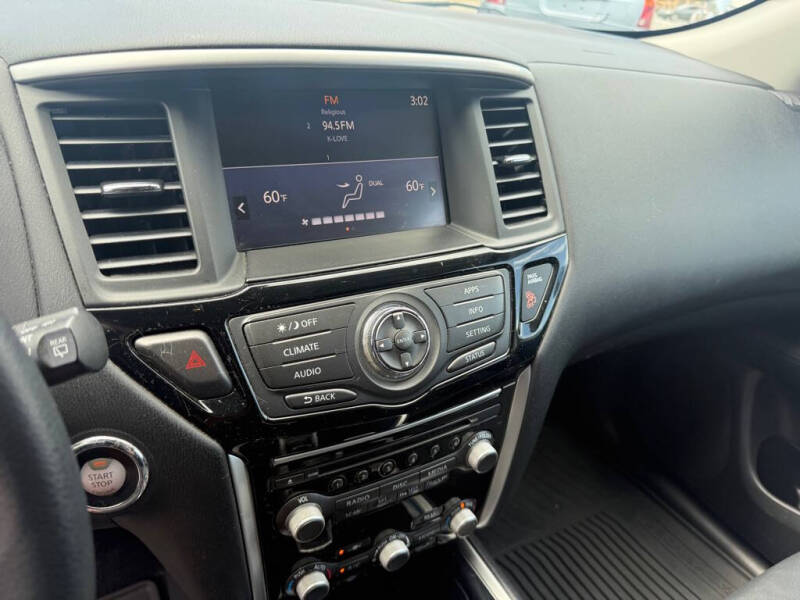 2017 Nissan Pathfinder SV