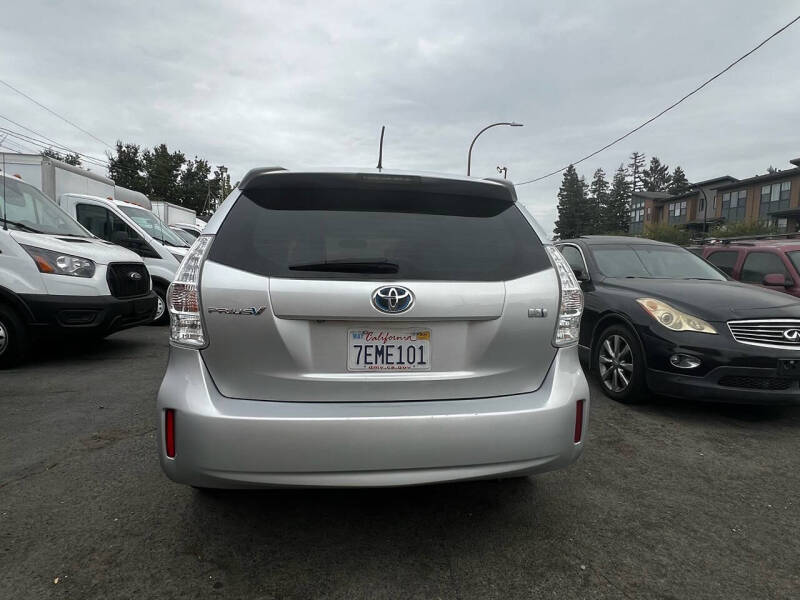 2013 Toyota Prius v Five