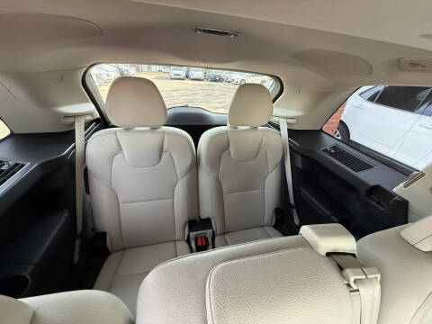 2017 Volvo XC90 T6 Momentum