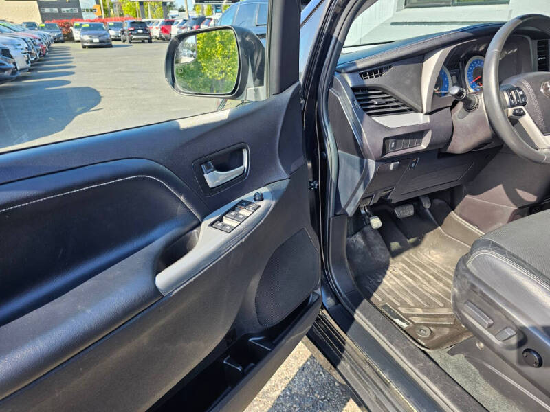 2017 Toyota Sienna SE 8-Passenger