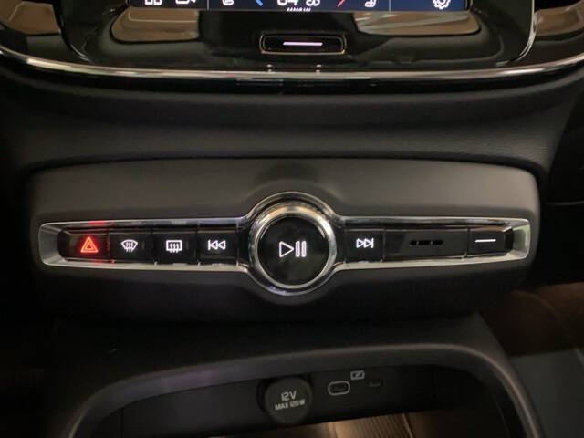 2025 Volvo XC40 B5 Plus Bright Theme