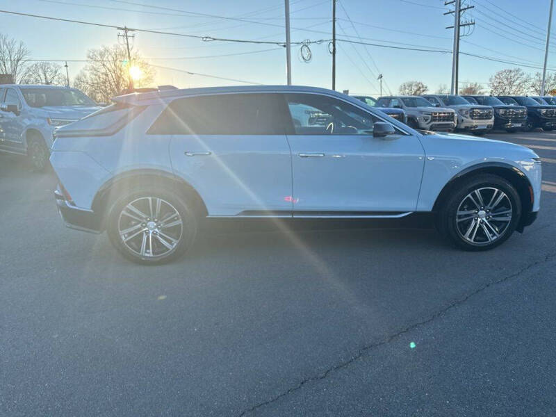 2024 Cadillac LYRIQ Luxury 1