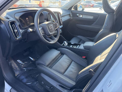 2025 Volvo XC40 B5 Plus Dark Theme