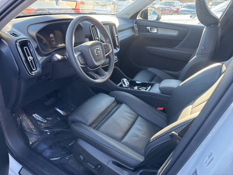 2025 Volvo XC40 B5 Plus Dark Theme