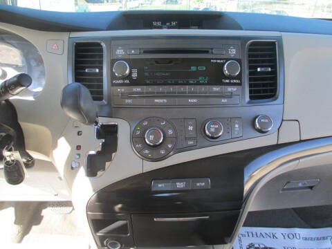 2011 Toyota Sienna LE 7-Passenger Auto Access Seat