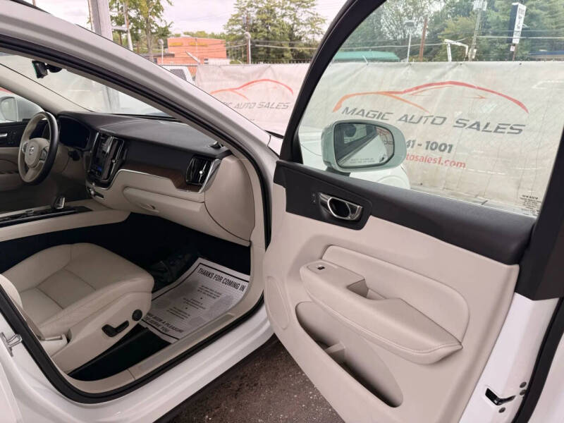 2022 Volvo XC60 B5 Momentum