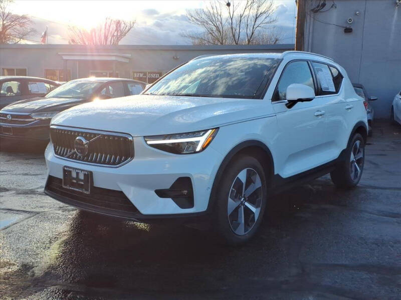 2025 Volvo XC40 B5 Plus Bright Theme