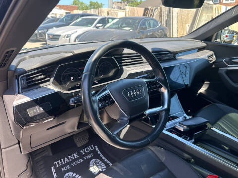 2022 Audi e-tron quattro Premium Plus