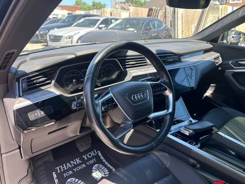 2022 Audi e-tron quattro Premium Plus
